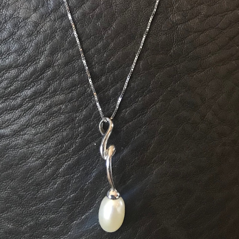 Silver necklace with pearl